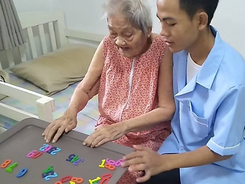 ผู้สูงอายุร่วมทำกิจกรรมสันทนาการ
