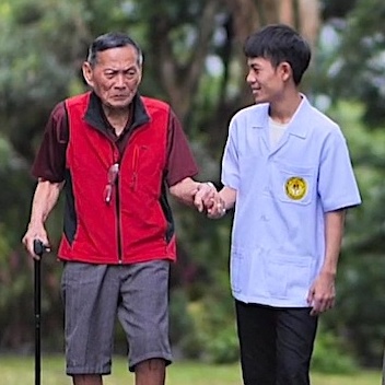 การเรียนการสอนภาคปฏิบัติของโรงเรียนเฮลปิ้ง แฮนด์ การบริบาล